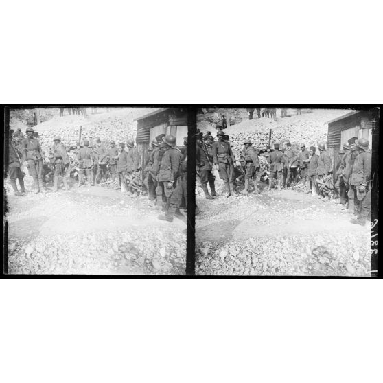 Devant Verdun, Ravin des Vignes, cantonnement des troupes marocaines. Les magasin d'une compagnie. [légende d'origine]