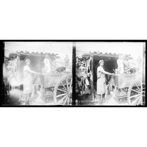 Devant Verdun, Ravin des Vignes, cantonnement des troupes marocaines. Le cuisinier. [légende d'origine]