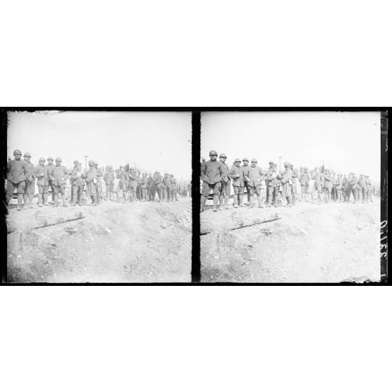 Devant Verdun, Ravin des Vignes, cantonnement des troupes marocaines. Soldats du bataillon. [légende d'origine]