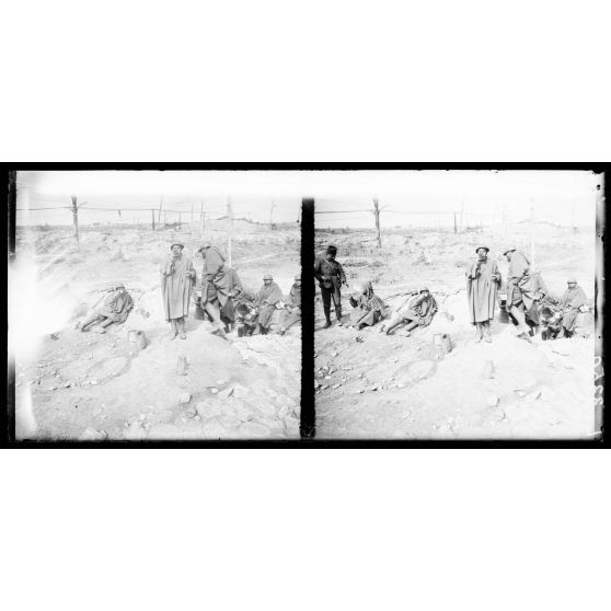 Devant Verdun, Ravin des Vignes, cantonnement des troupes marocaines. Types de soldats marocains. [légende d'origine]