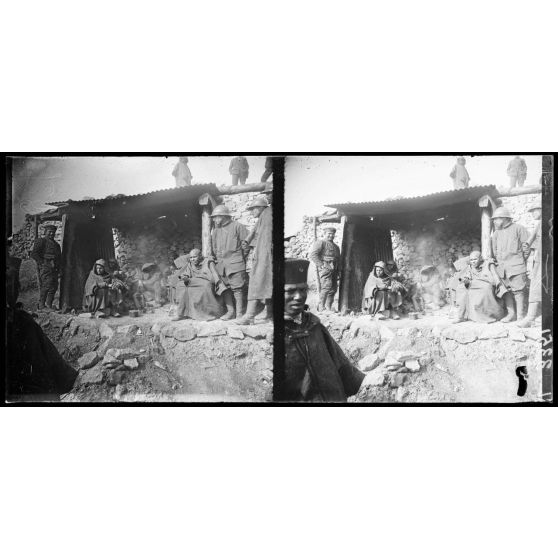 Devant Verdun, Ravin des Vignes, cantonnement des troupes marocaines. Soldats marocains devant leur cagnas. [légende d'origine]