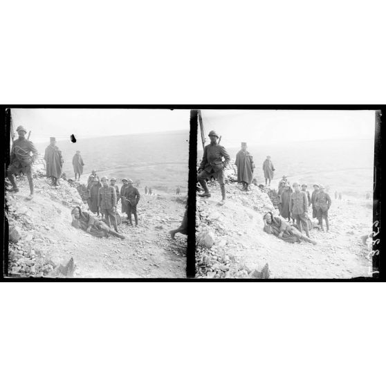 Devant Verdun, Ravin des Vignes, cantonnement des troupes marocaines. Types de soldats. [légende d'origine]