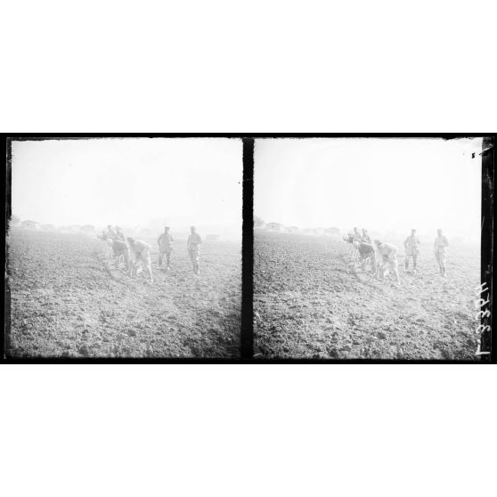 Devant Verdun, Ravin des Vignes. Travaux dans le cantonnement. [légende d'origine]