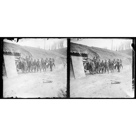 Devant Verdun, Ravin des Vignes, cantonnement des troupes marocaines. Devant les cagnas. [légende d'origine]