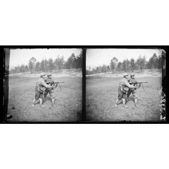Cousances-aux-Forges, centre d'instruction de la 2e armée, classe 1918, l'exercice du fusil-mitrailleur. [légende d'origine]