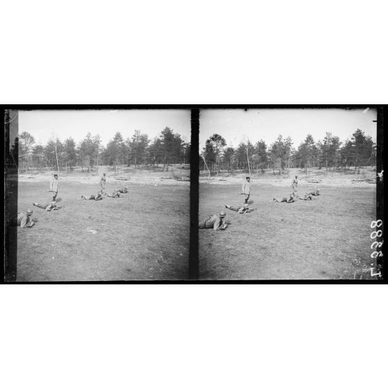 Cousances aux Forges (Meuse). Centre d'instruction de la 2e armée (classe 1918). La marche rampante. [légende d'origine]