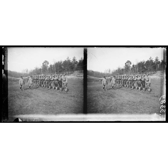 Cousances aux Forges (Meuse). Centre d'instruction de la 2e armée. Capitaine inspectant une section. [légende d'origine]