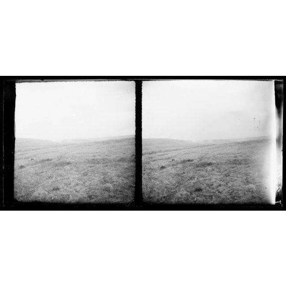 Devant Verdun (Meuse). Panorama vers la cote de l'oie. Eclatements d'obus. [légende d'origine]