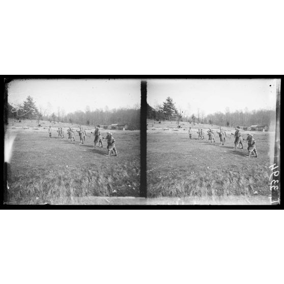 Cousances aux Forges (Meuse). Centre d'instruction de la 2e armée. L'exercice du fusil-mitrailleur ; le tir en marchant. [légende d'origine]