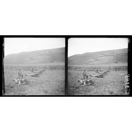 Cousances aux Forges (Meuse). Centre d'instruction de la 2e armée. L'exercice du fusil-mitrailleur ; le tir couché. [légende d'origine]