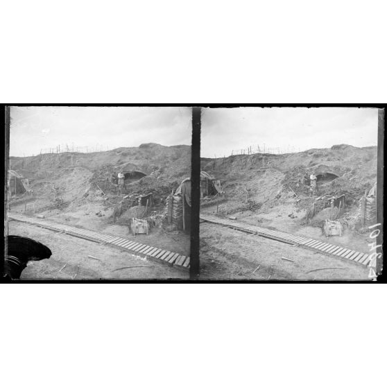 Devant Verdun (Meuse). Région de la cote de l'Oie. Les abris, à droite et à gauche tombes de soldat. [légende d'origine]