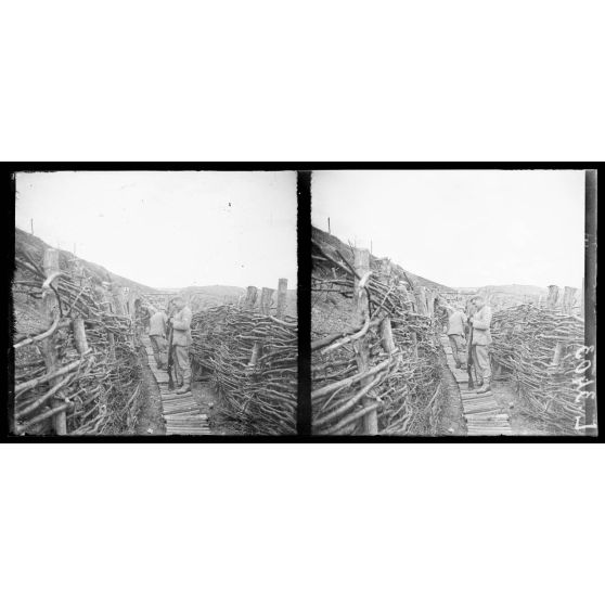 Région de la Côte de l'Oie (Meuse). Dans les tranchées. [légende d'origine]