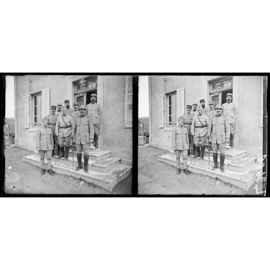 Cumières (Meuse). PC d'infanterie. Le colonel et ses officiers. [légende d'origine]