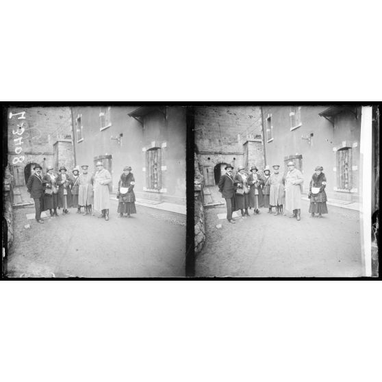 Verdun, visite d'une mission d'infirmières américaines. [légende d'origine]