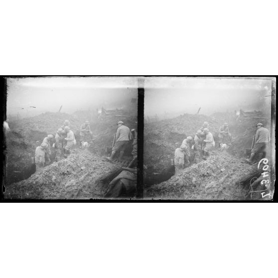 Verdun, secteur des Chambrettes, soldats dans les boyaux. [légende d'origine]