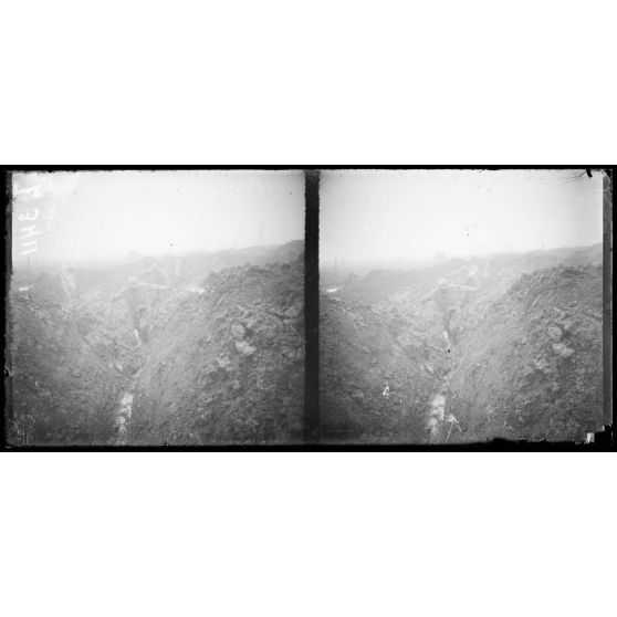 Verdun, cote 375, soldats dans un boyau. [légende d'origine]