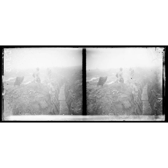 Verdun, cote 375, un boyau. [légende d'origine]