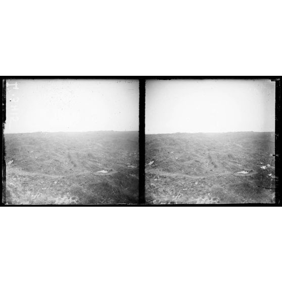 Verdun, secteur des Chambrettes, le terrain ravagé par l'artillerie. [légende d'origine]