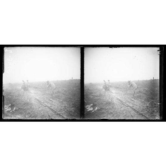 Verdun, secteur des Chambrettes, soldats ramassant du matériel. [légende d'origine]