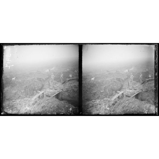 Verdun, le cantonnement de la Chauffour après un bombardement. [légende d'origine]