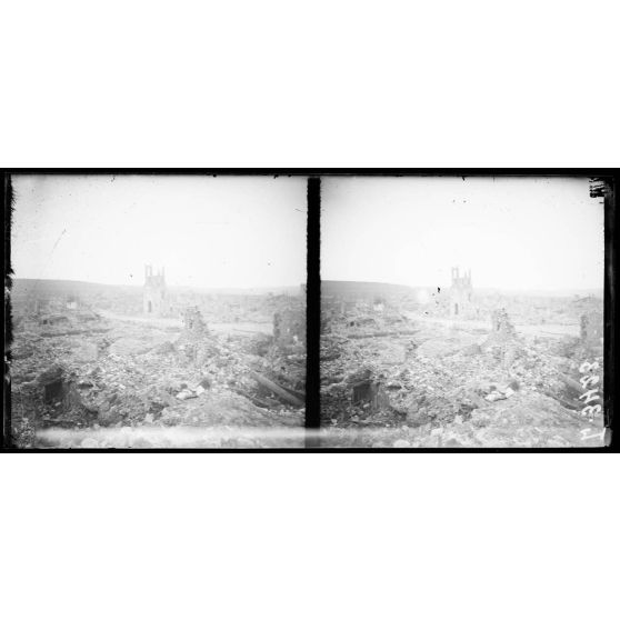 Esnes, les ruines du village. [légende d'origine]