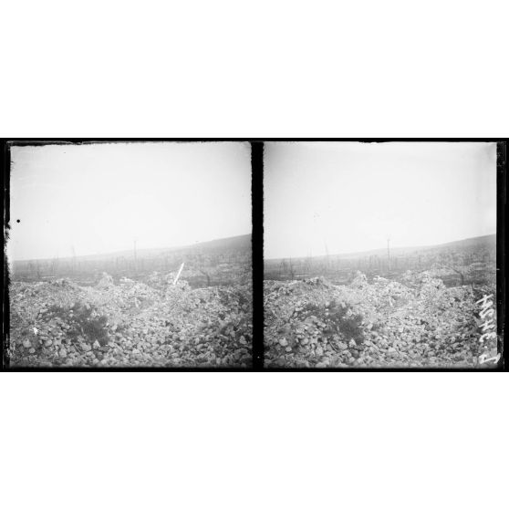 Esnes, les ruines du village. [légende d'origine]