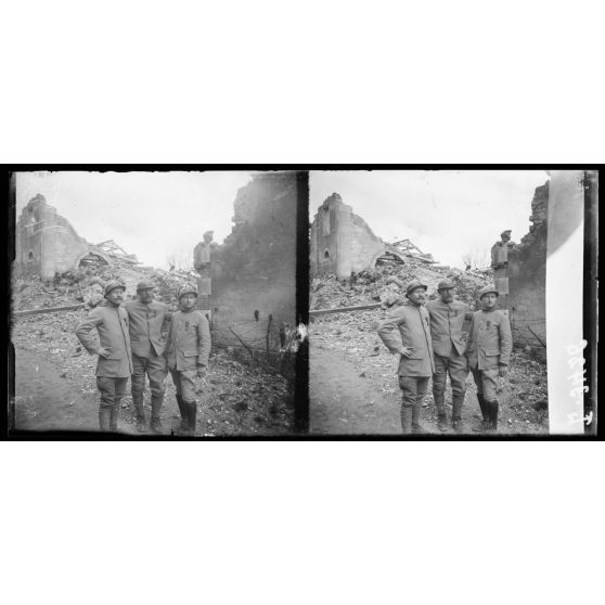 Esnes, dans les ruines. [légende d'origine]