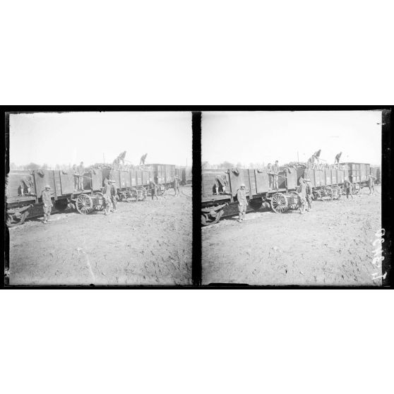 Tranchée de Calonne, soldats américains déchargeant du matériel. [légende d'origine]