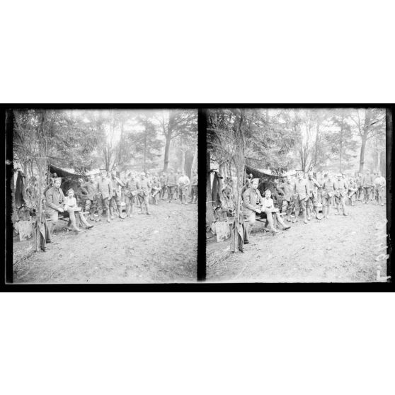 Bois de Gentelles (Somme). Cantonnement sous bois. [légende d'origine]