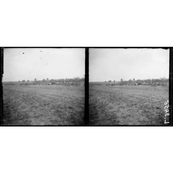 Devant Villers-Bretonneux (Somme). Ligne d'abris. [légende d'origine]
