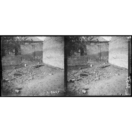 Devant Villers-Bretonneux (Somme). Cadavre allemand dans le village. [légende d'origine]