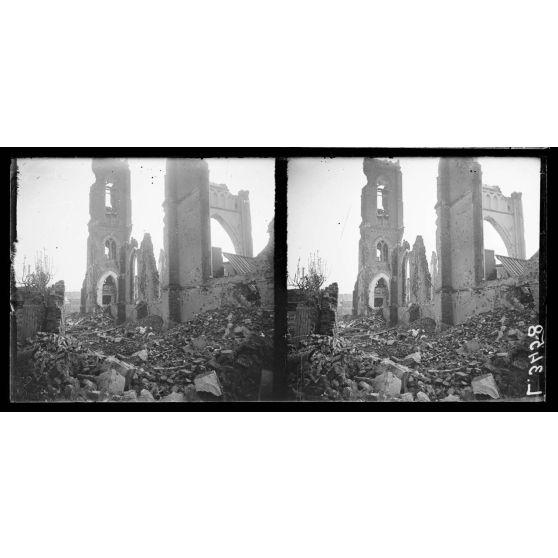 Villers-Bretonneux (Somme). Ruines de l'église. [légende d'origine]