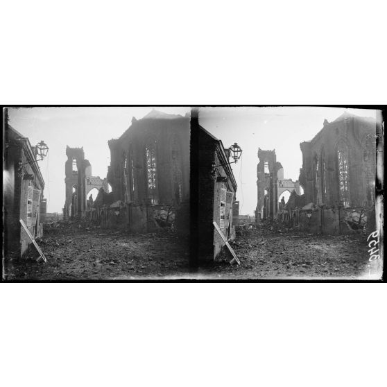 Villers-Bretonneux (Somme). Ruines de l'église. [légende d'origine]