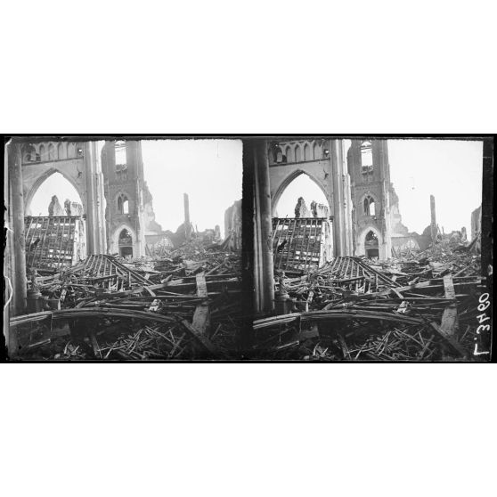 Villers-Bretonneux (Somme). Ruines de l'église. [légende d'origine]