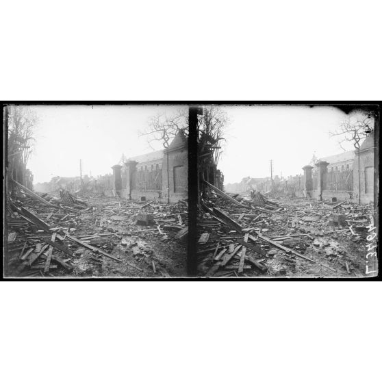 Villers-Bretonneux (Somme). Une rue après la reprise du village. [légende d'origine]