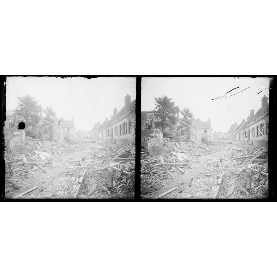 Villers-Bretonneux (Somme). Une rue du village. [légende d'origine]