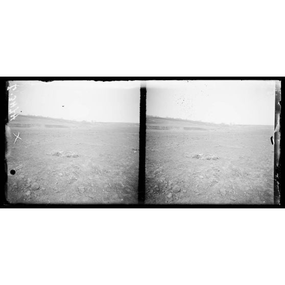 Devant Villers-Bretonneux (Somme). Cadavre d'un soldat allemand. [légende d'origine]