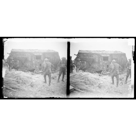 Près Villers-Bretonneux (Somme). Tank allemand ayant culbuté dans une carrière. Le dessus du tank et le capot d'observation. [légende d'origine]
