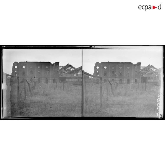 Lens. Pas de Calais. Ruines des mines. Fosse n°3. Batiment d'extraction et triage. [légende d'origine]