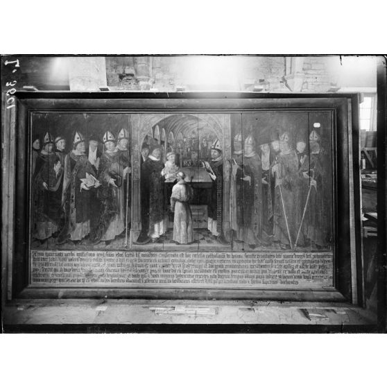 Dijon (Côte d'Or). Relevé photographique des oeuvres d'art évacuées du front à Dijon. [légende d'origine]