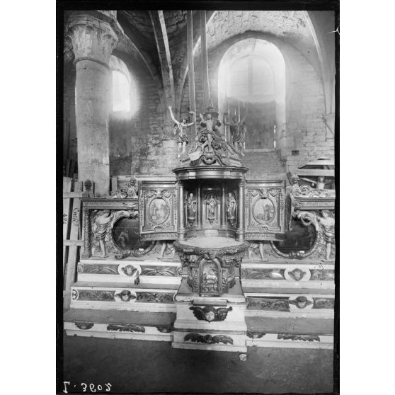 Dijon (Côte d'Or). Relevé photographique des oeuvres d'art évacuées du front à Dijon. [légende d'origine]