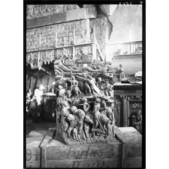 Dijon (Côte d'Or). Relevé photographique des oeuvres d'art évacuées du front à Dijon. [légende d'origine]