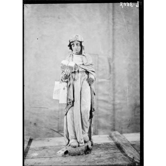 Evacuation des oeuvres d'art du front. Eglise de Montigny. Marne. [légende d'origine]