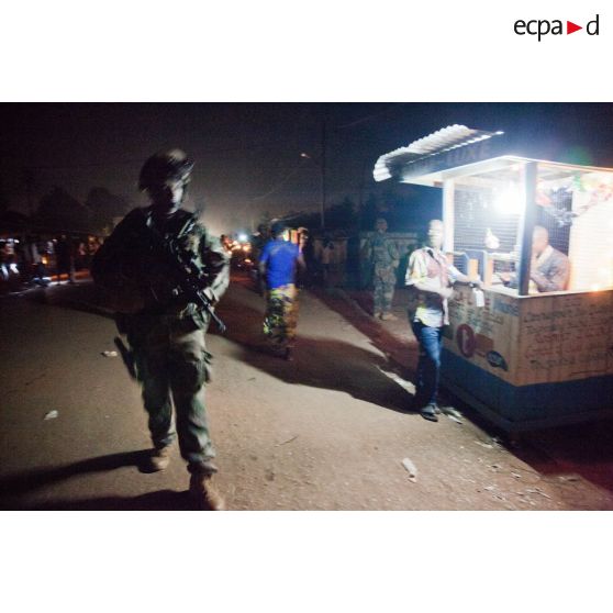 Patrouille à pied de nuit du SGTIA  Rouge du GTIA Picardie dans la ville de Bangui.