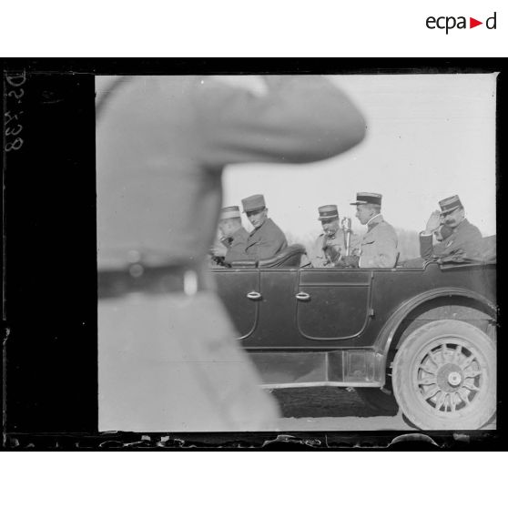 Omsk. L'auto du général Janin et son état-major. [légende d'origine]