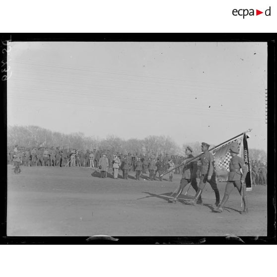 Omsk. Le général passe en revue les troupes tchèques. [légende d'origine]