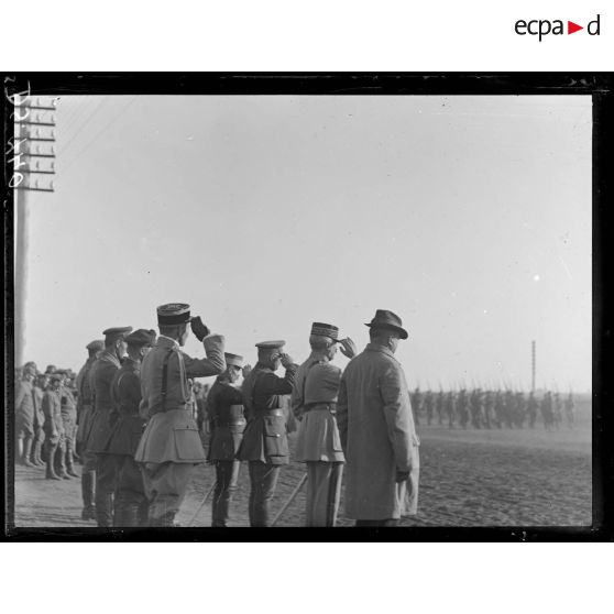 Omsk. Le général passe en revue les troupes tchèques. [légende d'origine]