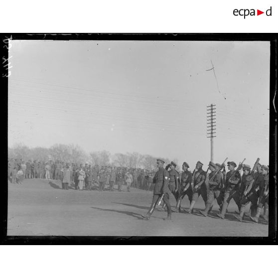 Omsk. Défilé des troupes. [légende d'origine]