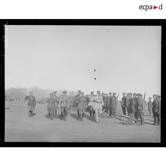 Omsk. Passage en revue des troupes par le général Janin. [légende d'origine]