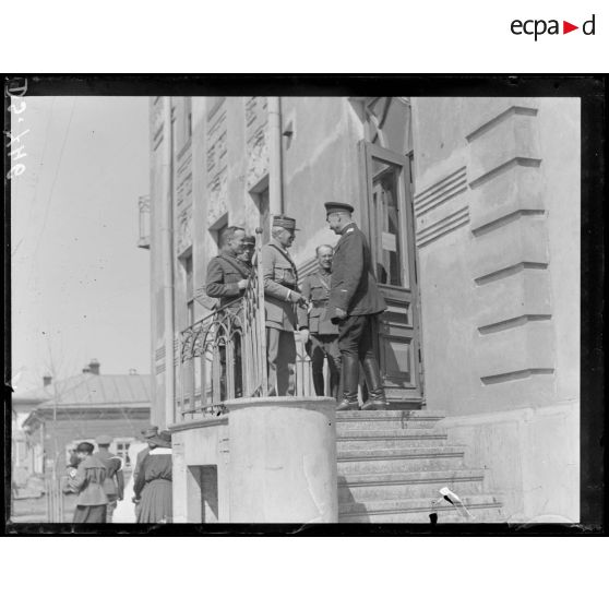 Omsk. Le général Janin à la porte de la mission française. [légende d'origine]